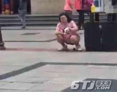 女人拉一堆大便的视频,女子不慎拉出大量大便，现场画面令人咋舌