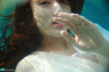 明星美女玩水