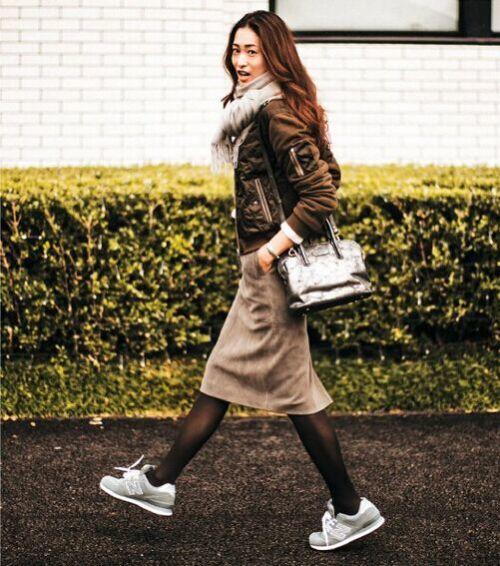 运动鞋配肉色短丝袜,展现时尚运动风